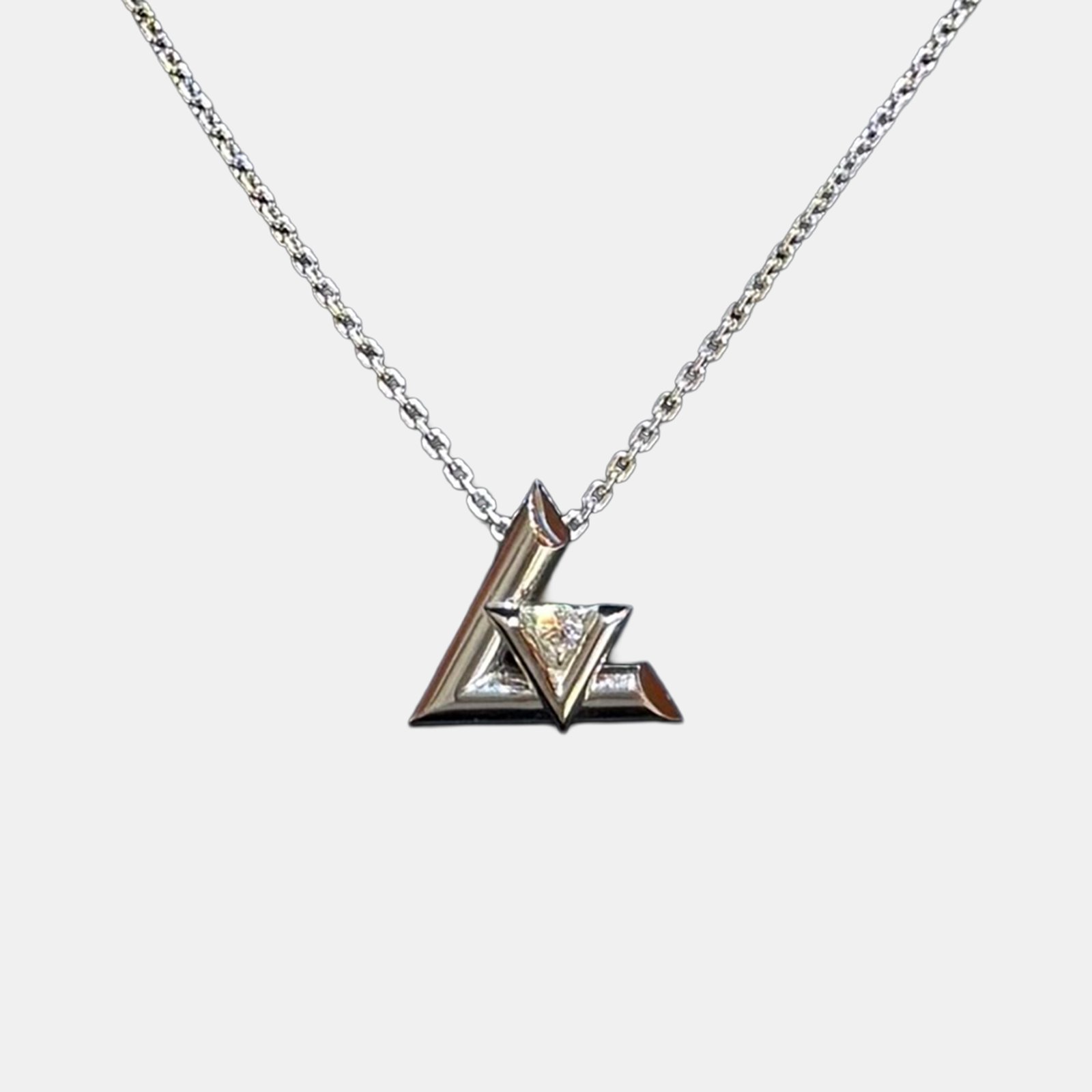 luxury-men-louis-vuitton-new-accessories-p1209782-004.jpg louis vuitton lv volt 18k white gold diamond necklace