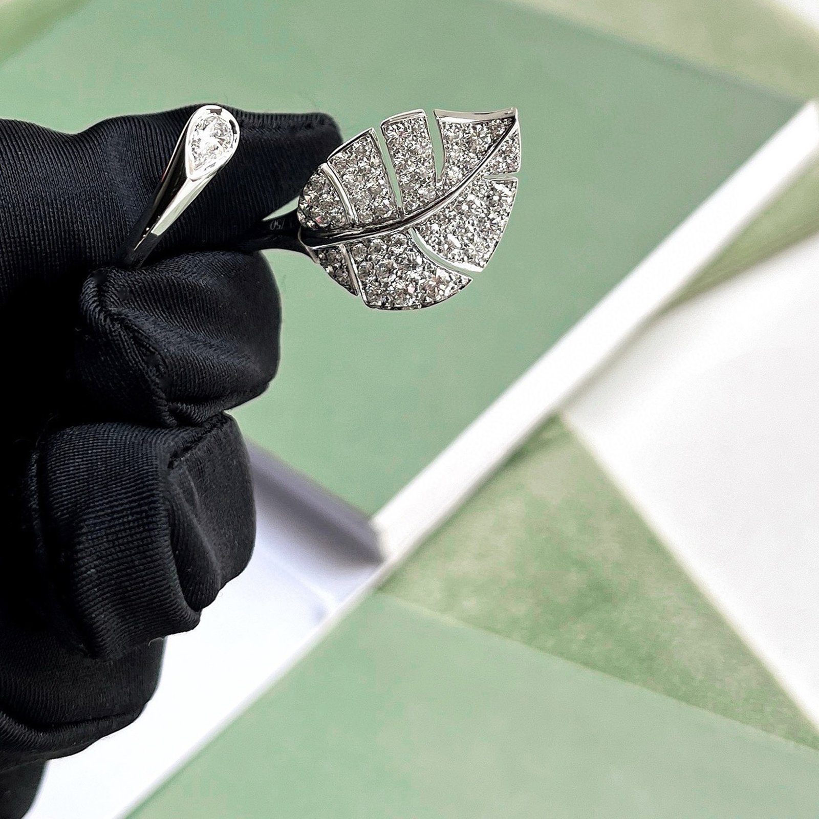 luxury-men-van-cleef-and-arpels-new-fine-jewelry-p1209783-003.jpg van cleef & arpels virevolte leaf 18k white gold and diamond ring eu 51