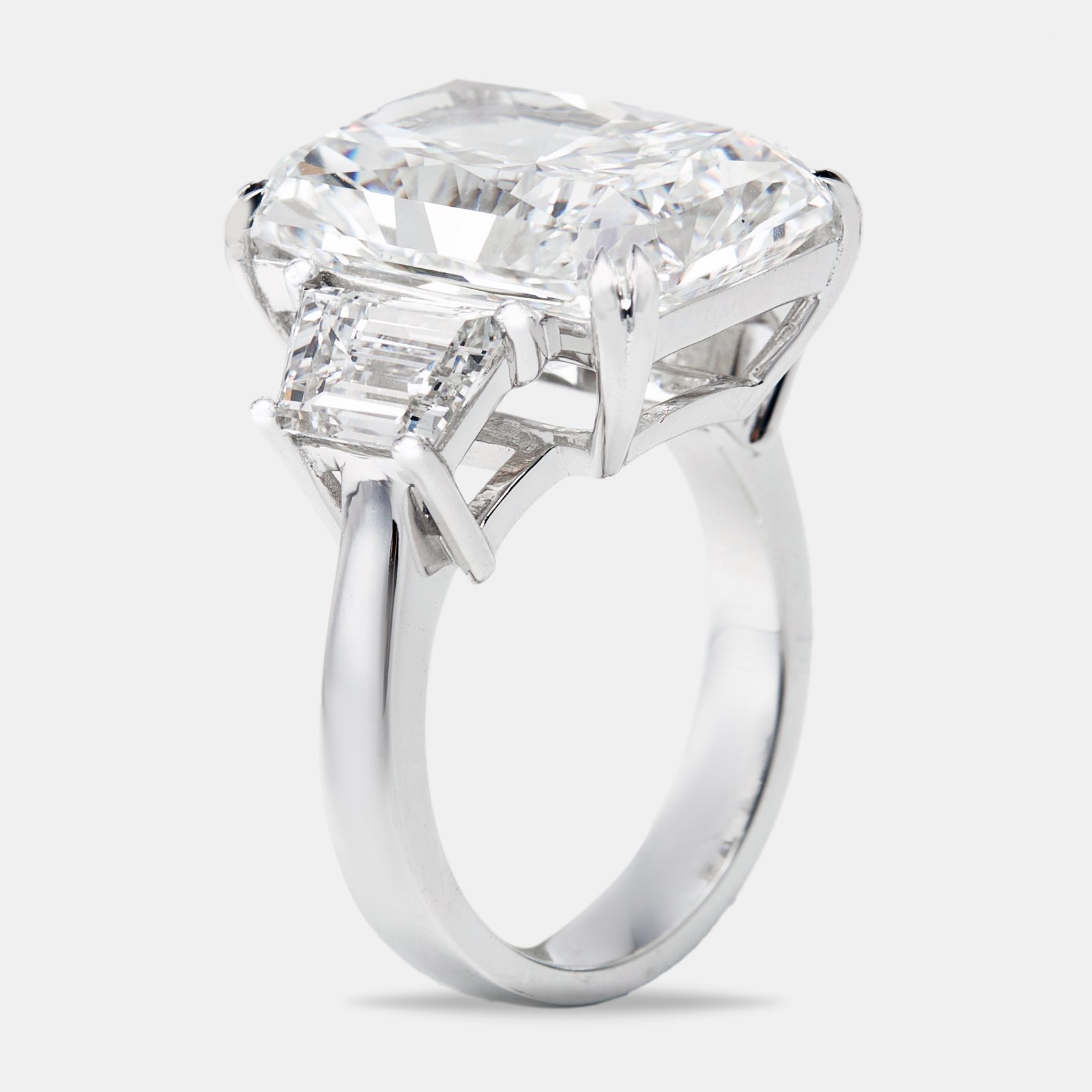 14.00 cts radiant cut and trapezoid lab grown diamond 18k white gold ring size 54