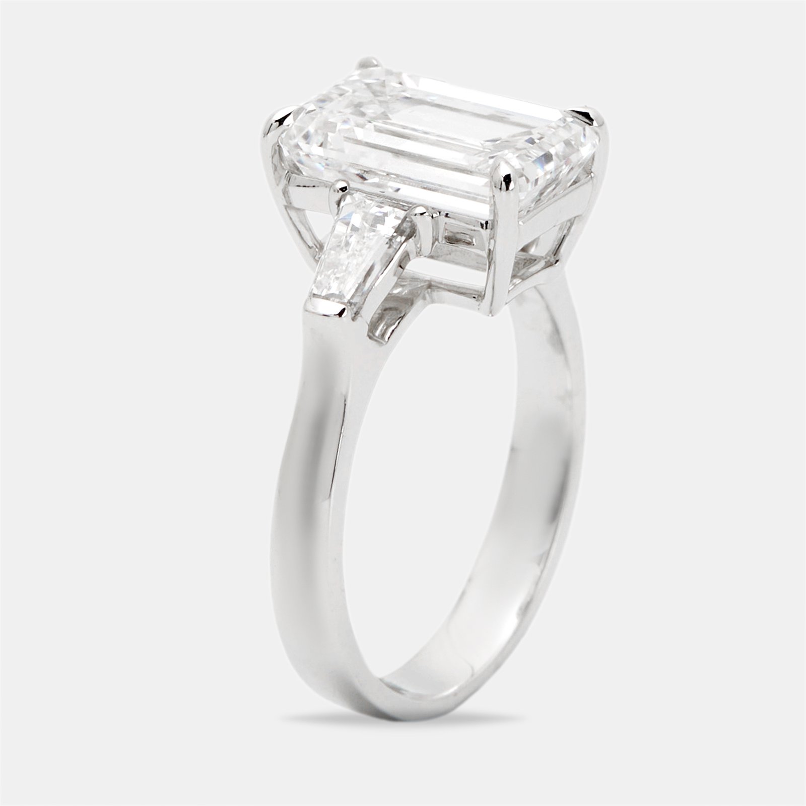 4.60 cts emerald cut and tapper lab grown diamond 18k white gold ring size 54