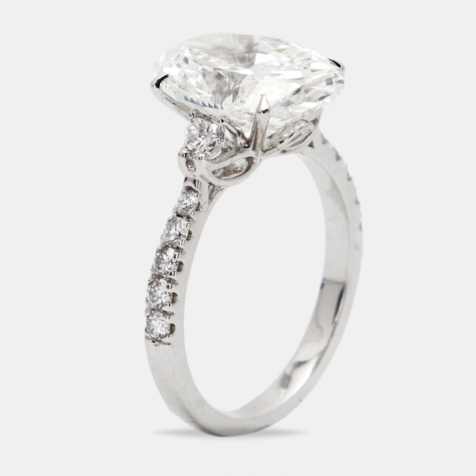 luxury-women-the-diamond-edit-new-fine-jewelry-p1175982-001.jpg 5.25 cts oval and round lab grown diamond 18k white gold ring size 51