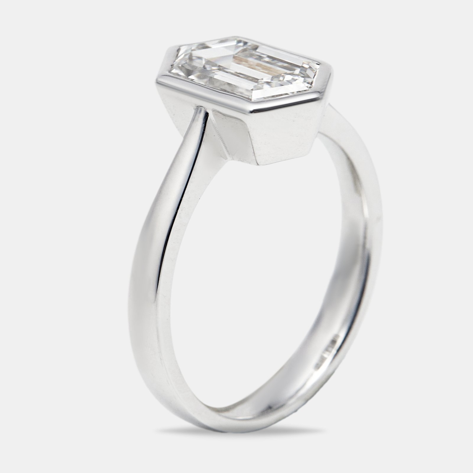 luxury-women-the-diamond-edit-new-fine-jewelry-p1176025-004.jpg 2.05 cts hexagon cut lab grown diamond 18k white gold ring size 52